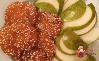 Гарбуз З Медом У Кунжуті, Сервірований Грушею Та Кленовим Сиропом.