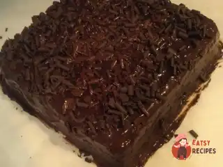 Шоколадний торт у глазурі