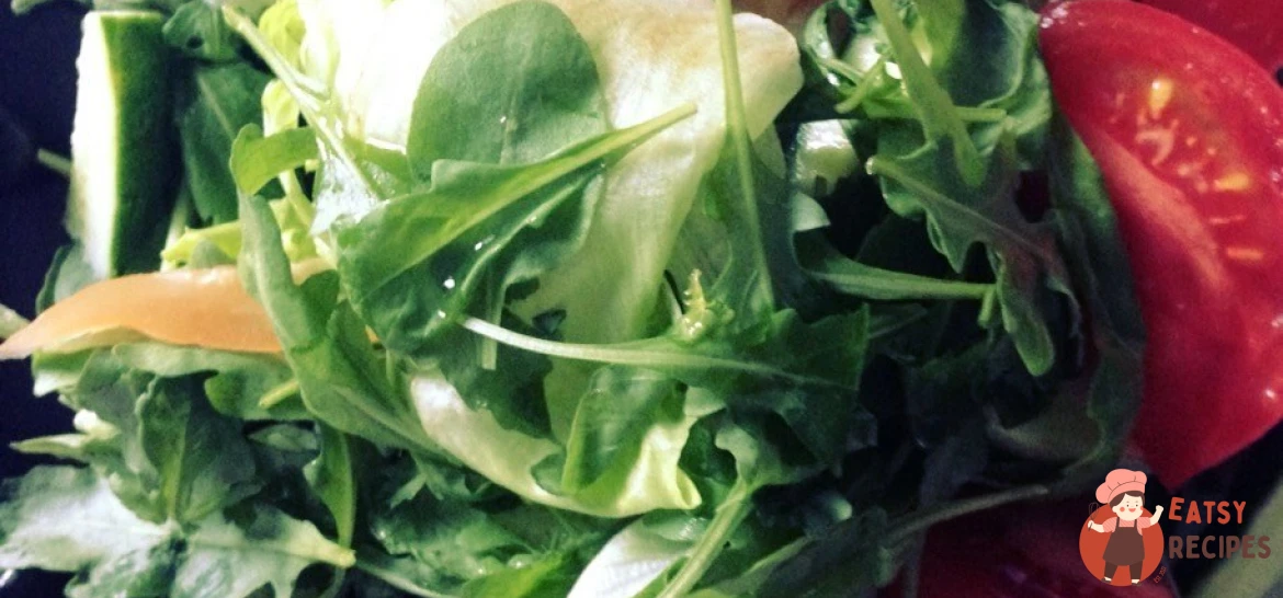 Свіжий салат з руколи та овочів з йогуртовою заправкою