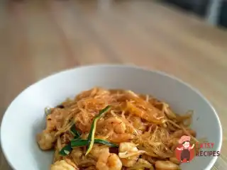 Спагетті із сої з креветками, паростками сої та цукіні