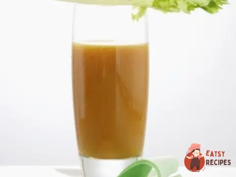 Напій з броколі, селери та кормової капусти.