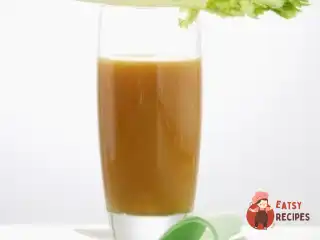 Напій з броколі, селери та кормової капусти.