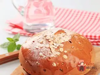 Сільський великодній коровай з горіхами