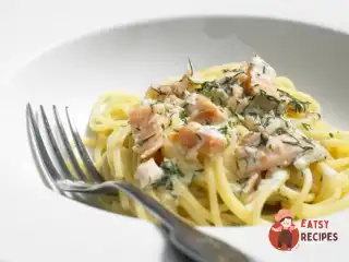 Капеліні з лососем, горілкою, лимоном та кропом