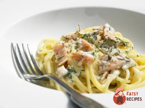 Капеліні з лососем, горілкою, лимоном та кропом