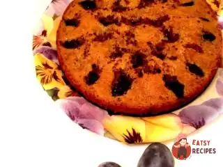 Ароматний сливовий пиріг