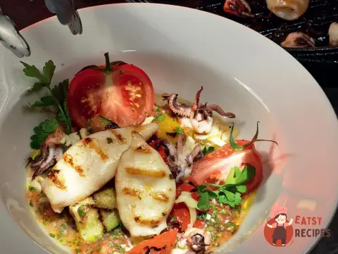 Салат з кальмарами, овочами та копченим сиром