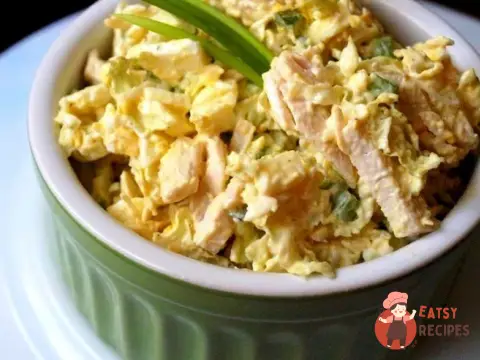 Салат з пекінською капустою, огірками та яєчними млинцями