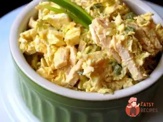 Салат з пекінською капустою, огірками та яєчними млинцями