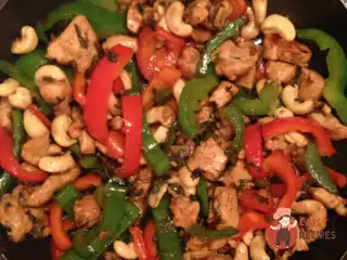 Курка з кеш'ю по-азіатськи