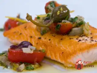 Запечений лосось з томатами та оливками