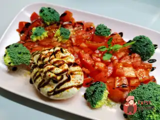 Салат з помідорів та броколі з бурратою