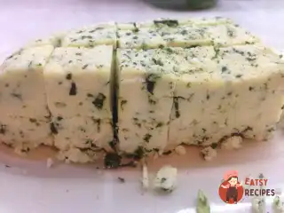 Домашній сир на кефірі із зеленню