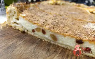 Сирний пиріг із родзинками на листковому тісті