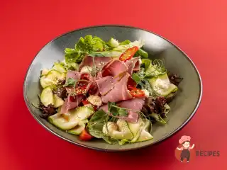 Салат з ростбіфом, грибами та цукіні