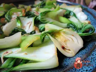 Смажений пак-чій із зеленою цибулею та імбиром