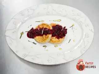 Сирники з бруснично-розмариновим варенням