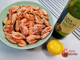 Пряні креветки, обсмажені на сковороді