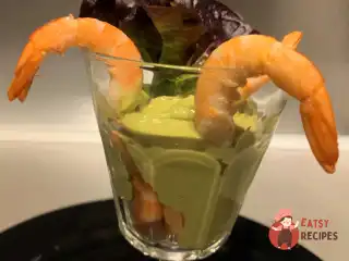 Салат з авокадо та креветок з двома соусами.