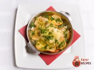 Стейки з хеку з цибулею, помідорами та тертим сиром