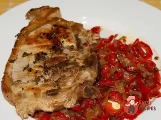 Свинячий стейк на кісточці зі смаженим перцем