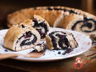 Рулет маковий з журавлиною