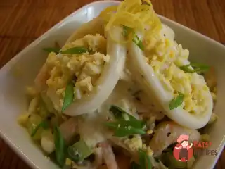 Салат з кальмарів та креветок з огірком у лимонно-сметанному кожусі