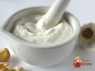 Сметанний соус із зеленню та часником