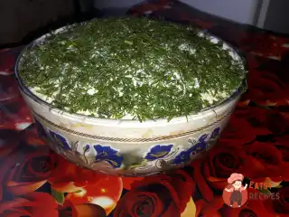 Листковий салат з копченою куркою та свіжими огірками