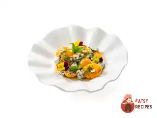 Літній салат з абрикосами та блакитним сиром