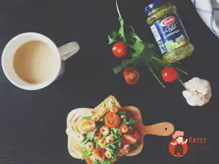 Сендвічі з сирним кремом та соусом песто, з часниковими креветками