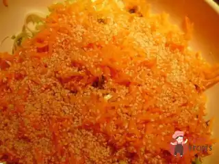 Фруктово-овочевий салат, заправлений вершковим йогуртом