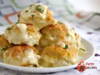 Ніжні курячі кульки у сирно-вершковому соусі