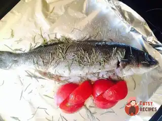 Сибас, запечений із томатами