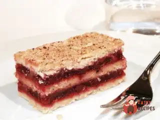 Бісквіт з кремом з малини та маскарпоне
