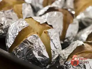 Ароматна картопля з цибулею у фользі на грилі