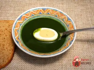 Щи зелені з яйцем