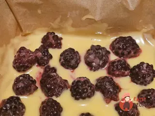 Крок 10: Заливний пиріг з ожиною