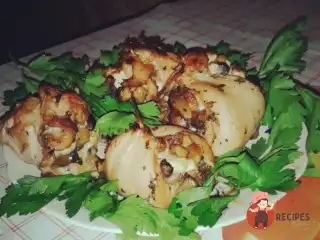 Рулетики з курячої грудки, грибів та адигейського сиру