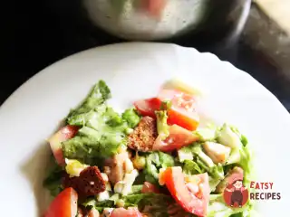 Салат «Цезар» з куркою, овочами та сиром