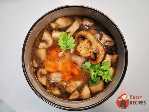 Курячий суп з грибами