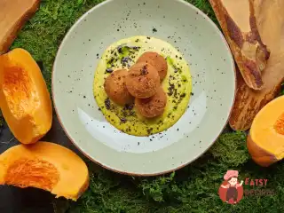 Хрусткі кулі аранчіні з соусом каррі