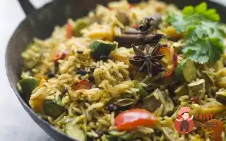 Рис Зі Смаженими Овочами Та Грибами