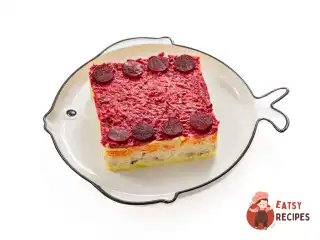 Оселедець під шубою з цибулею