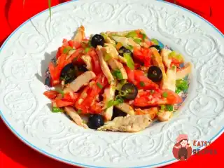 Салат з курки з оливками та помідорами