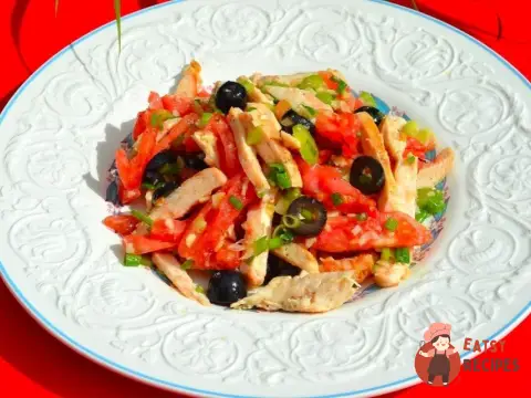 Салат з курки з оливками та помідорами