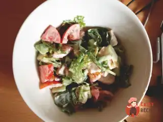 Овочевий салат з куркою, мандаринами та авокадо