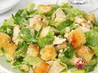 Салат «Цезар» з огірками та маслинами