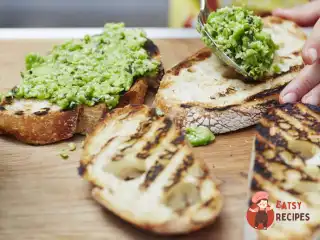 Пюре із зеленого горошку з м'ятою та кінзою