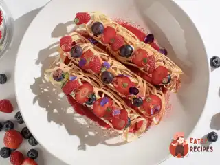 Розписні млинці з сирним кремом